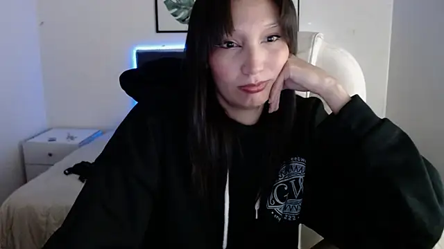 mia collens online show from 12-18-25, 01:00