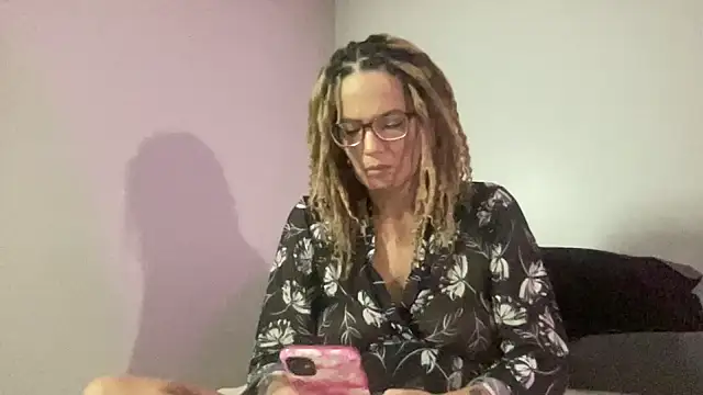 Snapshot of skarfos1babe69 chatting on 12-20-24, 02:48 skarfos1babe69 online show from 12-20-24, 02:48