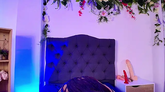 Snapshot of AnikaRomanoff chatting on 03-21-25, 06:29 AnikaRomanoff online show from 03-21-25, 06:29