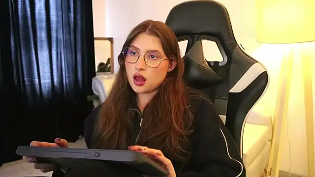 Daisha Riley online show from 11-13-25, 04:00