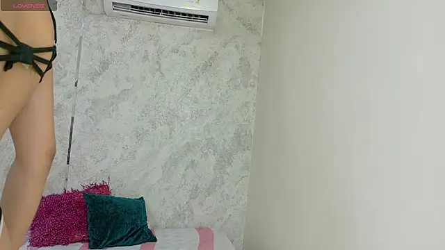 Snapshot of dani-lue chatting on 06-20-26, 01:49 dani-lue online show from 06-20-26, 01:49