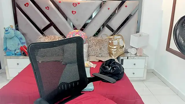 Snapshot of natalia5560 chatting on 10-15-25, 01:08 natalia5560 online show from 10-15-25, 01:08