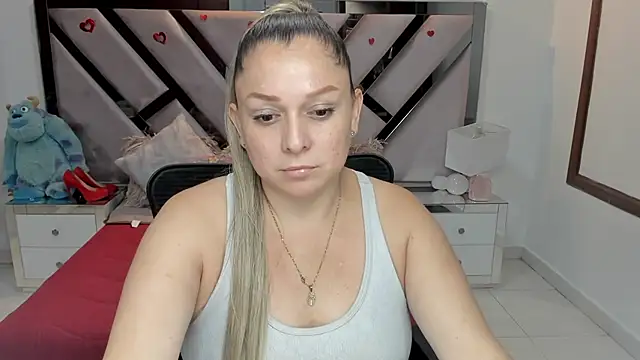 Snapshot of natalia5560 chatting on 10-16-25, 01:08 natalia5560 online show from 10-16-25, 01:08