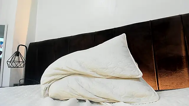 AbrilSonne online show from 03-19-25, 04:57