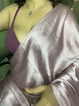 hot menka online show from 10-31-25, 04:36