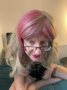 Snapshot of Valerie-4-U chatting on 02-09-25, 01:14 Valerie-4-U online show from 02-09-25, 01:14