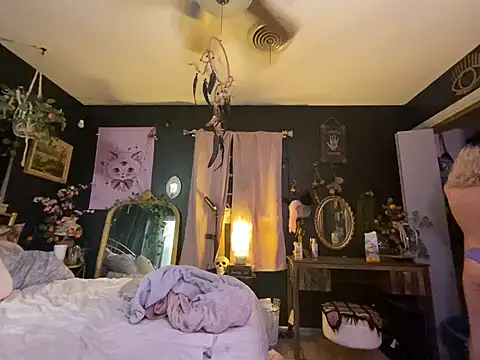 Snapshot of Spacetrvin chatting on 12-29-24, 02:17 Spacetrvin online show from 12-29-24, 02:17