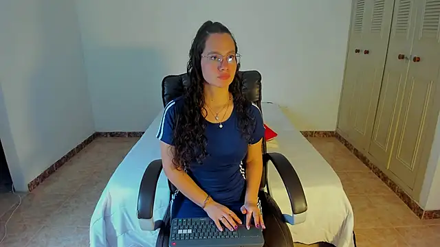 emmaTorres1 online show from 02-11-25, 07:05