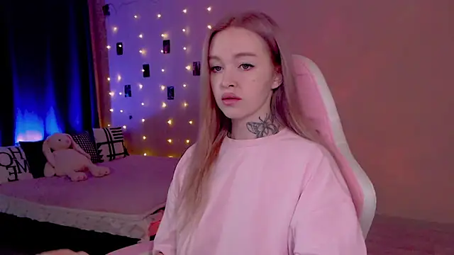 Snapshot of Naughty_Mable chatting on 06-18-26, 01:26 Naughty Mable online show from 06-18-26, 01:26