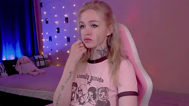 Snapshot of Naughty_Mable chatting on 06-12-26, 01:03 Naughty Mable online show from 06-12-26, 01:03
