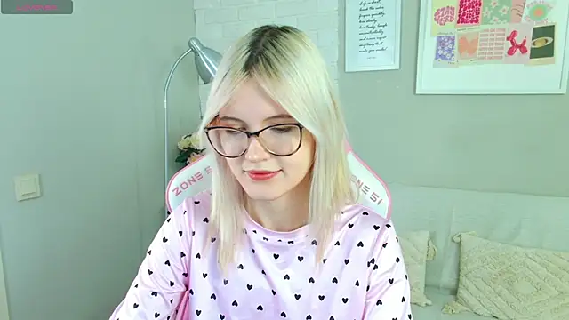 NellieLoyns online show from 11-16-25, 05:17