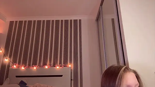 Awwwrora online show from 11-12-25, 01:26