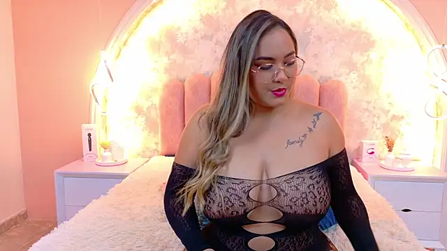 Snapshot of MiaLaurents chatting on 01-18-26, 04:38 MiaLaurents online show from 01-18-26, 04:38