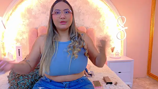 Snapshot of MiaLaurents chatting on 02-20-26, 03:25 MiaLaurents online show from 02-20-26, 03:25