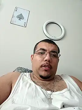 Snapshot of cloudy_couple444 chatting on 09-17-25, 09:39 cloudy couple444 online show from 09-17-25, 09:39