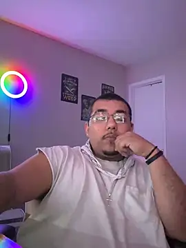 Snapshot of cloudy_couple444 chatting on 02-07-25, 01:36 cloudy couple444 online show from 02-07-25, 01:36