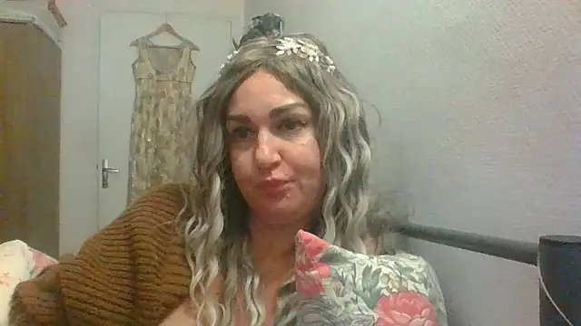 Snapshot of BELLAMORGANE1 chatting on 12-23-24, 06:15 BELLAMORGANE1 online show from 12-23-24, 06:15