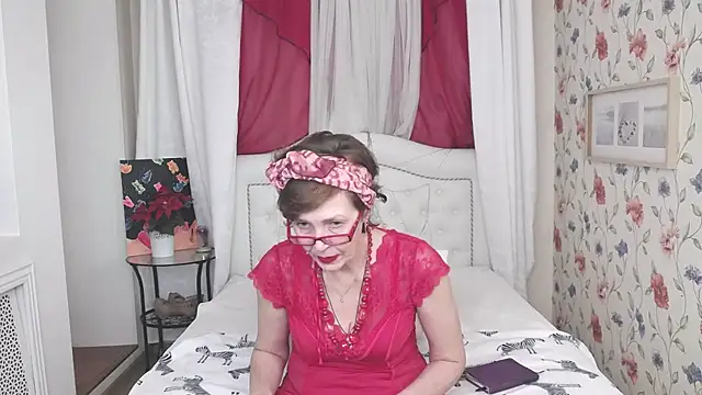 SilviaHart online show from 09-30-25, 12:44