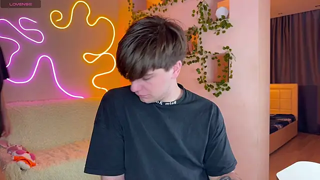 RobertAndLinela online show from 09-28-25, 03:24