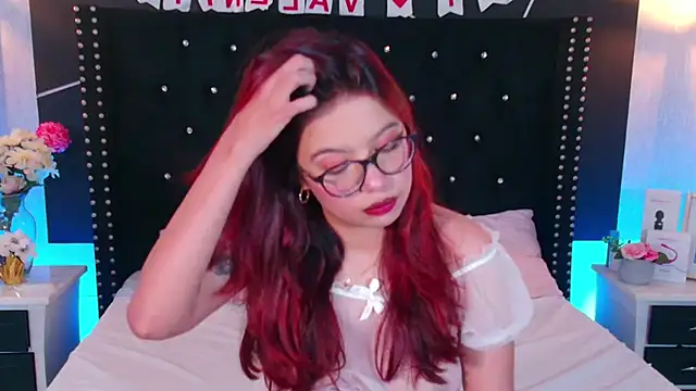 Snapshot of EmiF26 chatting on 02-10-25, 08:31 EmiF26 online show from 02-10-25, 08:31