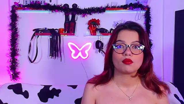 Snapshot of EmiF26 chatting on 10-28-25, 02:12 EmiF26 online show from 10-28-25, 02:12