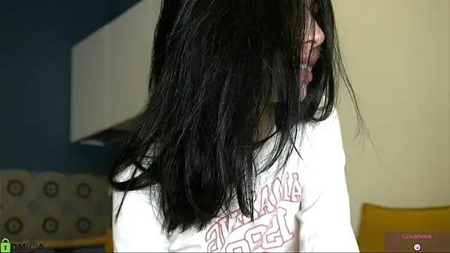 Snapshot of LittleOriana chatting on 06-03-26, 04:57 LittleOriana online show from 06-03-26, 04:57