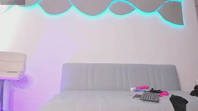 Snapshot of newbarbiedolly chatting on 11-26-25, 03:34 newbarbiedolly online show from 11-26-25, 03:34