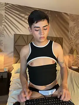 Snapshot of Maxi_little chatting on 06-11-26, 12:32 Maxi little online show from 06-11-26, 12:32