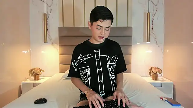 Snapshot of Maxi_little chatting on 07-14-26, 08:26 Maxi little online show from 07-14-26, 08:26