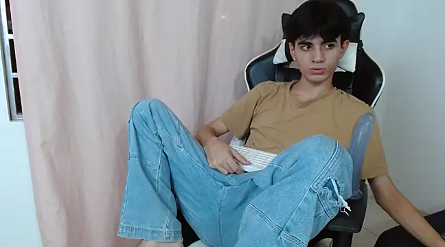 Snapshot of nohatwink chatting on 01-08-25, 05:37 nohatwink online show from 01-08-25, 05:37