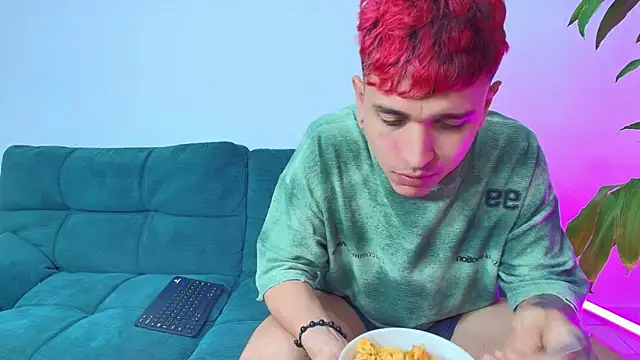 Snapshot of Sky_Intimate chatting on 03-06-25, 12:00 Sky Intimate online show from 03-06-25, 12:00