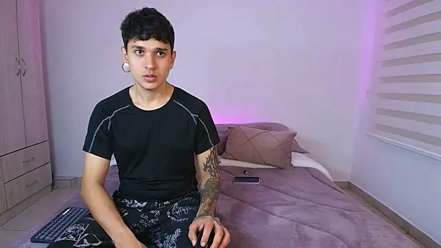 Snapshot of Sky_Intimate chatting on 09-16-25, 02:45 Sky Intimate online show from 09-16-25, 02:45