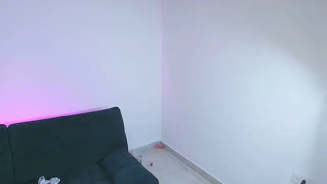 Snapshot of Sky_Intimate chatting on 10-18-25, 01:18 Sky Intimate online show from 10-18-25, 01:18