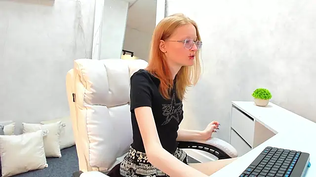 Snapshot of ElizabethHarpper chatting on 03-05-25, 08:54 ElizabethHarpper online show from 03-05-25, 08:54