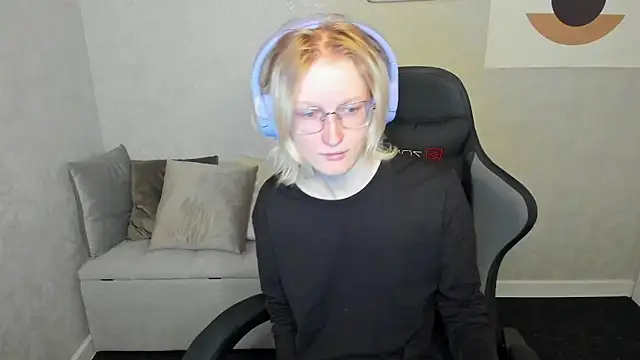 Snapshot of ElizabethHarpper chatting on 09-25-25, 01:11 ElizabethHarpper online show from 09-25-25, 01:11