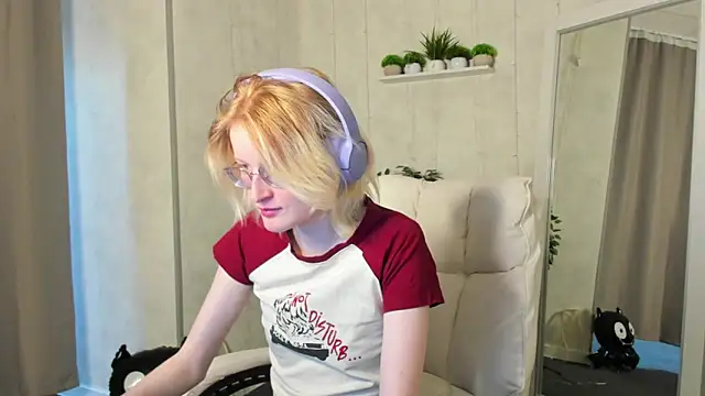 Snapshot of ElizabethHarpper chatting on 10-31-25, 09:17 ElizabethHarpper online show from 10-31-25, 09:17