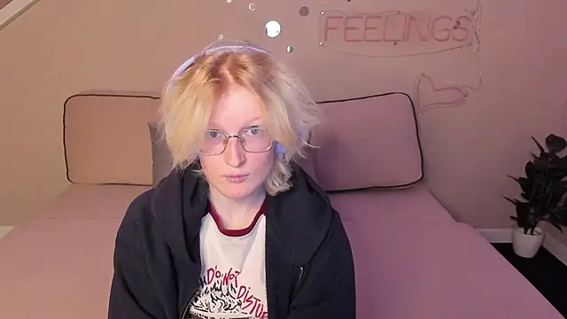 Snapshot of ElizabethHarpper chatting on 09-10-25, 01:04 ElizabethHarpper online show from 09-10-25, 01:04