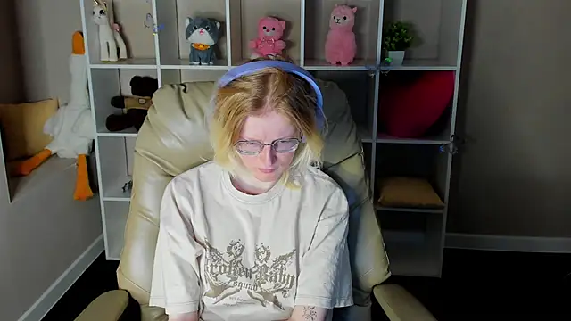 ElizabethHarpper online show from 12-18-25, 01:00