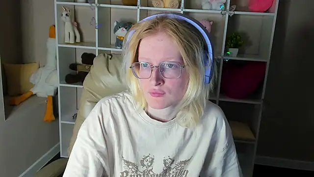 ElizabethHarpper online show from 12-15-25, 01:00