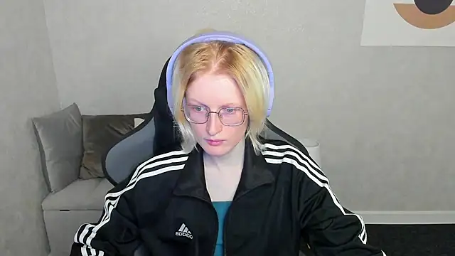 Snapshot of ElizabethHarpper chatting on 09-21-25, 01:11 ElizabethHarpper online show from 09-21-25, 01:11