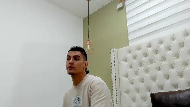 Snapshot of DAVID_VICTORIAA chatting on 10-14-25, 01:01 DAVID VICTORIAA online show from 10-14-25, 01:01