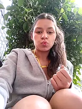 Snapshot of Danni_shy chatting on 03-19-25, 04:45 Danni shy online show from 03-19-25, 04:45