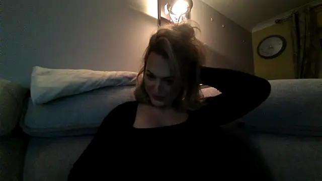 Snapshot of Gigi-Honey chatting on 10-17-25, 07:26 Gigi-Honey online show from 10-17-25, 07:26