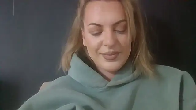 Snapshot of Gigi-Honey chatting on 09-11-25, 11:54 Gigi-Honey online show from 09-11-25, 11:54