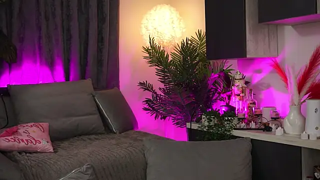 Snapshot of amiraroshen chatting on 02-21-25, 01:55 amiraroshen online show from 02-21-25, 01:55