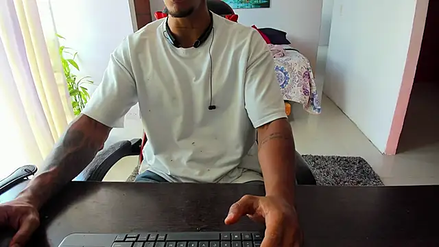 Snapshot of Adam_Valenciia chatting on 09-22-25, 04:13 Adam Valenciia online show from 09-22-25, 04:13