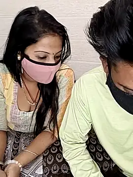 Snapshot of Best-Couple chatting on 03-08-25, 08:33 Best-Couple online show from 03-08-25, 08:33