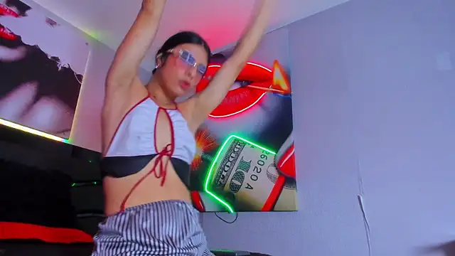 Snapshot of AlexaWatson_ chatting on 02-07-25, 01:32 AlexaWatson online show from 02-07-25, 01:32