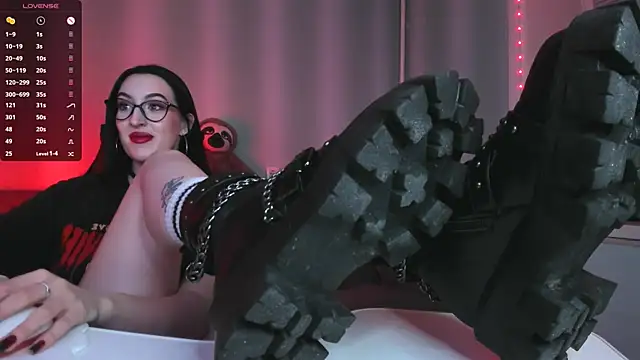 Snapshot of Miss_Alice__ chatting on 01-13-25, 05:23 Miss Alice online show from 01-13-25, 05:23