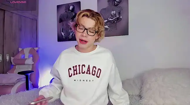 Snapshot of Henophiid chatting on 02-07-25, 10:50 Henophiid online show from 02-07-25, 10:50